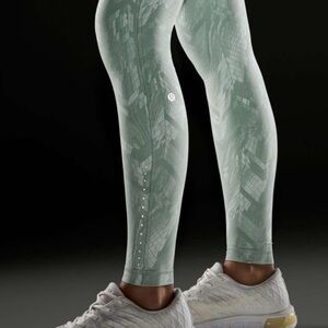 Swift Speed High-Rise Tight 28"
Reverberate Chevron Jacquard Silver Blue…